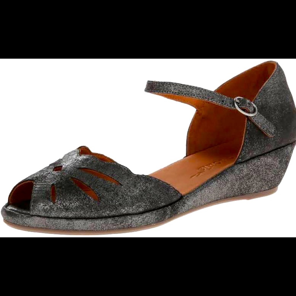 Brand New Gentle Souls by Kenneth Cole Lily Moon Wedge Sandal in Graphite
